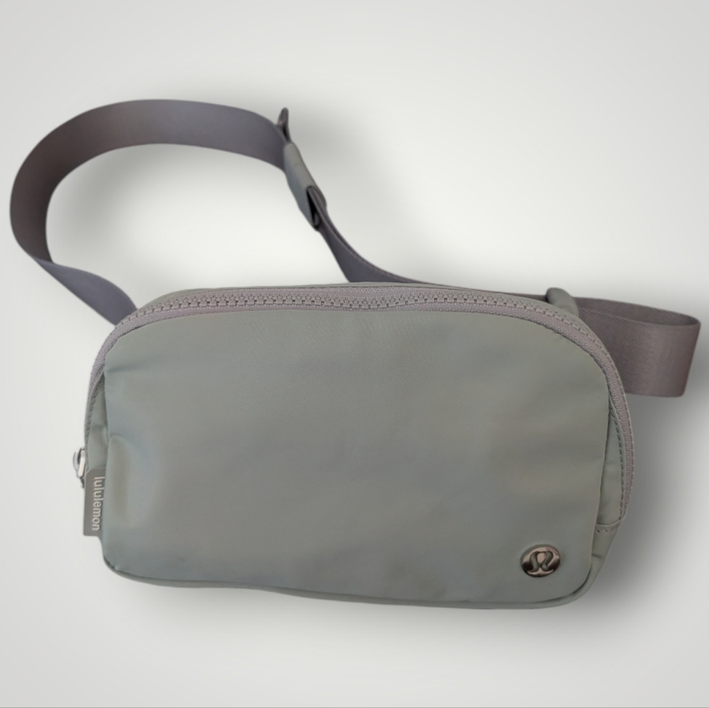 Lululemon Everywhere Belt Bag 1L - Picture 2 of 8